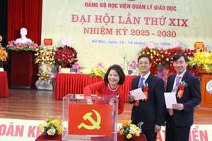 Đoàn chủ tịch Đại hội Đảng bộ Học viện Quản lý giáo dục bỏ phiếu bầu Ban chấp hành nhiệm kỳ 2025 - 2030.