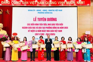 Lãnh đạo phường Đống Đa trao Bằng khen, Giấy khen cho các tập thể và cá nhân tiêu biểu. Ảnh: Phan Anh.