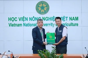 Lãnh đạo Học viện Nông nghiệp Việt Nam và Trường ĐH Huyền Trang (Đài Loan) trao đổi, tặng quà.