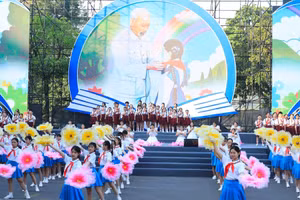 Học sinh Thủ đô có nhiều hoạt động ý nghĩa dịp kỷ niệm 80 năm Cách mạng Tháng Tám, Quốc khánh 2-9 và 80 năm thành lập Bộ Quốc gia Giáo dục. Ảnh: Quang Thái.