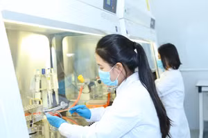 Cán bộ, giảng viên Học viện Nông nghiệp Việt Nam nghiên cứu khoa học.