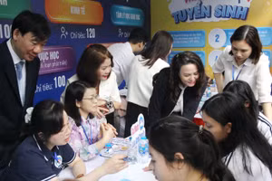 Lãnh đạo Học viện Quản lý giáo dục trực tiếp tư vấn tuyển sinh, hướng nghiệp.