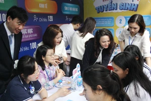 Lãnh đạo Học viện Quản lý giáo dục trực tiếp tư vấn tuyển sinh, hướng nghiệp.