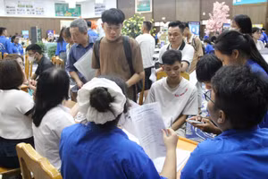 Tân sinh viên đến nhập học trực tiếp tại Học viện Nông nghiệp Việt Nam.