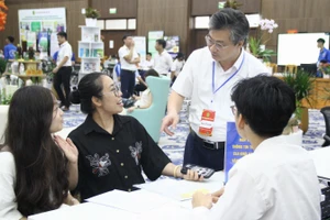TS Nguyễn Công Tiệp – Phó Giám đốc Học viện Nông nghiệp Việt Nam trực tiếp đến kiểm tra, động viên, hướng dẫn phụ huynh và tân sinh viên đến nhập học.
