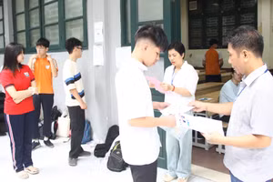 Thí sinh được gọi vào phòng thi.