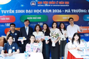 Cán bộ, giảng viên Học viện Quản lý Giáo dục sẵn sàng tư vấn xét tuyển cho thí sinh.
