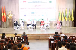 Các doanh nhân giao lưu, chia sẻ và trực tiếp trả lời nhiều câu hỏi của sinh viên Trường ĐH Kinh doanh và Công nghệ Hà Nội.