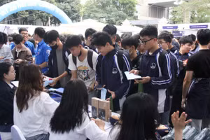 Sinh viên Trường ĐH Công nghệ (ĐH Quốc gia Hà Nội) tham dự Ngày hội việc làm.