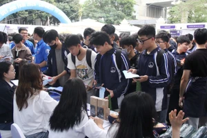 Sinh viên Trường ĐH Công nghệ (ĐH Quốc gia Hà Nội) tham dự Ngày hội việc làm.