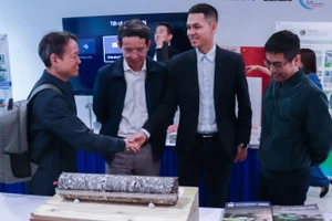 Các chuyên gia, nhà khoa học thảo luận bên lề tọa đàm “Giải pháp công nghệ vật liệu mặt đường bền vững”.