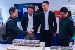 Các chuyên gia, nhà khoa học thảo luận bên lề tọa đàm “Giải pháp công nghệ vật liệu mặt đường bền vững”.