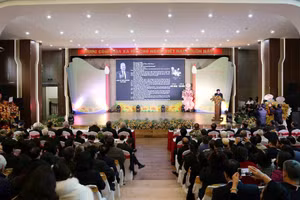 Buổi lễ tri ân diễn ra trong không khí trang nghiêm và long trọng. 