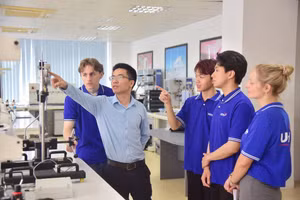 Giờ thực hành của sinh viên Trường ĐH Khoa học và Công nghệ Hà Nội