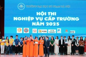 PGS.TS Nguyễn Văn Biên trao giải chung kết phần thi hiểu biết. Ảnh: NTCC.