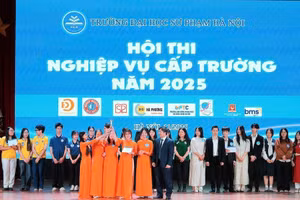 PGS.TS Nguyễn Văn Biên trao giải chung kết phần thi hiểu biết. Ảnh: NTCC.