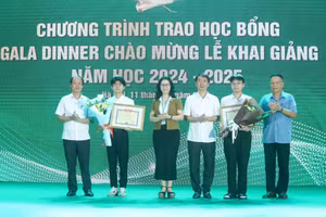 GS.TS Nguyễn Thị Lan - Giám đốc Học viện Nông nghiệp Việt Nam trao học bổng cho các sinh viên xuất sắc nhân dịp khai giảng năm học 2024 - 2025.
