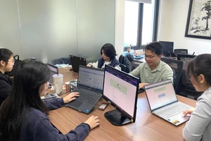 Giáo viên phối hợp cùng KAV kiểm thử Khanmigo, bảo đảm an toàn và phù hợp với giáo dục Việt Nam.