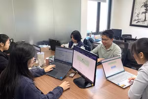 Giáo viên phối hợp cùng KAV kiểm thử Khanmigo, bảo đảm an toàn và phù hợp với giáo dục Việt Nam.