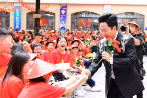 Ca sĩ Tùng Dương giao lưu với học sinh Trường THCS và THPT Nguyễn Siêu, Hà Nội. Ảnh minh họa: Internet.