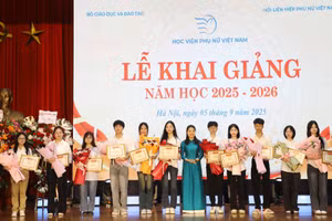 Đại diện Lãnh đạo Học viện Phụ nữ Việt Nam trao học bổng cho các tân sinh viên.
