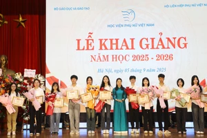 Đại diện Lãnh đạo Học viện Phụ nữ Việt Nam trao học bổng cho các tân sinh viên.