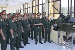 Đại tướng Nguyễn Tân Cương tham quan sản phẩm nghiên cứu khoa học của Học viện Kỹ thuật Quân sự. 