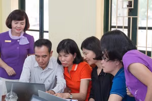 Bà Lưu Thị Lập - Hiệu trưởng Trường THPT Quang Trung - Đống Đa (Hà Nội) và các giáo viên trong buổi tập huấn "Ứng dụng trí tuệ nhân tạo và thiết bị công nghệ để thực hiện chương trình giáo dục phổ thông 2018".