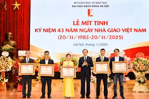 Thứ trưởng Thường trực Bộ GD&ĐT Phạm Ngọc Thưởng trao Bằng khen của Thủ tướng Chính phủ cho cán bộ, giảng viên ĐH Bách khoa Hà Nội.