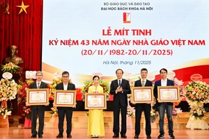 Thứ trưởng Thường trực Bộ GD&ĐT Phạm Ngọc Thưởng trao Bằng khen của Thủ tướng Chính phủ cho cán bộ, giảng viên ĐH Bách khoa Hà Nội.