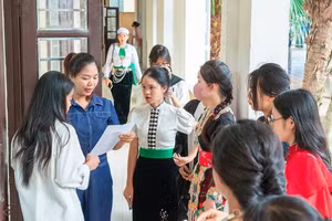 Thí sinh dự thi các môn năng khiếu vào Trường ĐH Sư phạm Hà Nội 2, năm 2024.