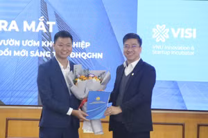 PGS.TS Trương Ngọc Kiểm, Giám đốc Trung tâm Chuyển giao Tri thức và Hỗ trợ Khởi nghiệp trao Quyết định cho ông Trần Phi Long – Giám đốc Vườn ươm khởi nghiệp đổi mới sáng tạo ĐH Quốc gia Hà Nội.