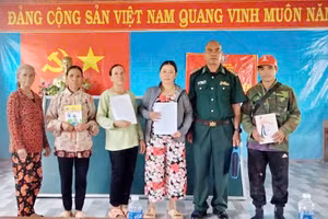 Hành trình xóa mù chữ nơi ba biên giới giao hòa của thầy giáo quân hàm xanh