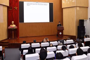 GS Neal Koblitz, Đại học Washington (Hoa Kỳ) có bài giảng đại chúng với Khoa Toán - Tin, Trường ĐH Sư phạm Hà Nội về 'Ngữ cảnh xã hội của Toán học'.