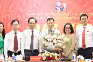 Thứ trưởng Bộ GD&ĐT Hoàng Minh Sơn tặng hoa chúc mừng Chi ủy Chi bộ Vụ Giáo dục đại học, nhiệm kỳ 2025 - 2027.