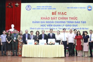 Đại diện lãnh đạo Học viện Quản lý giáo dục và Trung tâm Kiểm định Chất lượng Giáo dục Thăng Long ký kết biên bản hoàn thành đợt khảo sát chính thức đánh giá ngoài chương trình đào tạo ngành Quản lý giáo dục trình độ thạc sĩ và Tâm lý học giáo dục trình độ đại học.