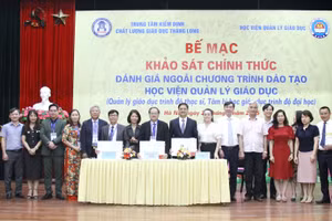 Đại diện lãnh đạo Học viện Quản lý giáo dục và Trung tâm Kiểm định Chất lượng Giáo dục Thăng Long ký kết biên bản hoàn thành đợt khảo sát chính thức đánh giá ngoài chương trình đào tạo ngành Quản lý giáo dục trình độ thạc sĩ và Tâm lý học giáo dục trình độ đại học.