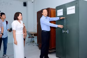 Thứ trưởng GD&ĐT Phạm Ngọc Thưởng và Đoàn công tác số 1 kiểm tra khu vực đựng đề thi, bài tại Trường THPT Chuyên Biên Hòa (Hà Nam).