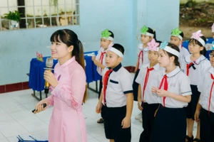 Cô - trò Trường tiểu học Trần Quang Cơ (Quận 12, TP Hồ Chí Minh).