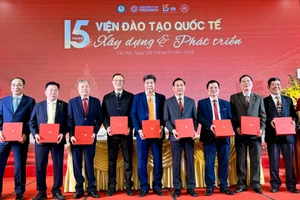 Tri ân các thế hệ lãnh đạo Học viện Tài chính và Viện đào tạo Quốc tế.