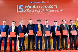 Tri ân các thế hệ lãnh đạo Học viện Tài chính và Viện đào tạo Quốc tế.