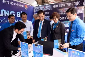 Không gian trưng bày sản phẩm khoa học công nghệ, đổi mới sáng tạo, khởi nghiệp của sinh viên Nhà trường, cũng như các gian hàng đến từ các doanh nghiệp đồng hành.