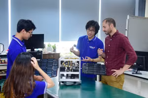 Sinh viên Trường ĐH Khoa học và Công nghệ Hà Nội trong giờ thực hành.