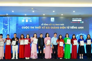 Ông Nguyễn Tiến Thanh, Chủ tịch Hội đồng thành viên, Tổng giám đốc Nhà xuất bản Giáo dục Việt Nam và ông Lê Huy, Phó Tổng giám đốc Nhà xuất bản Giáo dục Việt Nam. Trưởng Ban chỉ đạo Cuộc thi trao giải Đặc biệt cho các giáo viên.