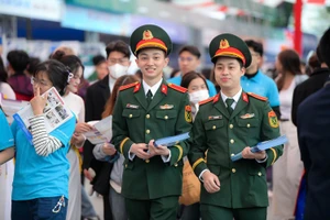 Sinh viên các trường Quân đội tại Ngày hội Tư vấn tuyển sinh, hướng nghiệp.