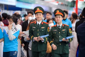 Sinh viên các trường Quân đội tại Ngày hội Tư vấn tuyển sinh, hướng nghiệp.