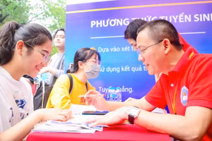 TS Cao Xuân Liễu tư vấn xét tuyển cho thí sinh.