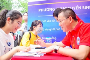 TS Cao Xuân Liễu tư vấn xét tuyển cho thí sinh.