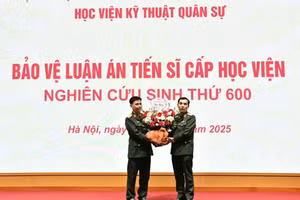 Trung tướng Lê Minh Thái – Giám đốc Học viện Kỹ thuật quân sự tặng hoa chúc mừng Nghiên cứu sinh Nguyễn Văn Hường bảo vệ luận án tiến sĩ thành công.
