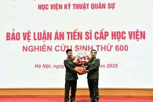 Trung tướng Lê Minh Thái – Giám đốc Học viện Kỹ thuật quân sự tặng hoa chúc mừng Nghiên cứu sinh Nguyễn Văn Hường bảo vệ luận án tiến sĩ thành công.